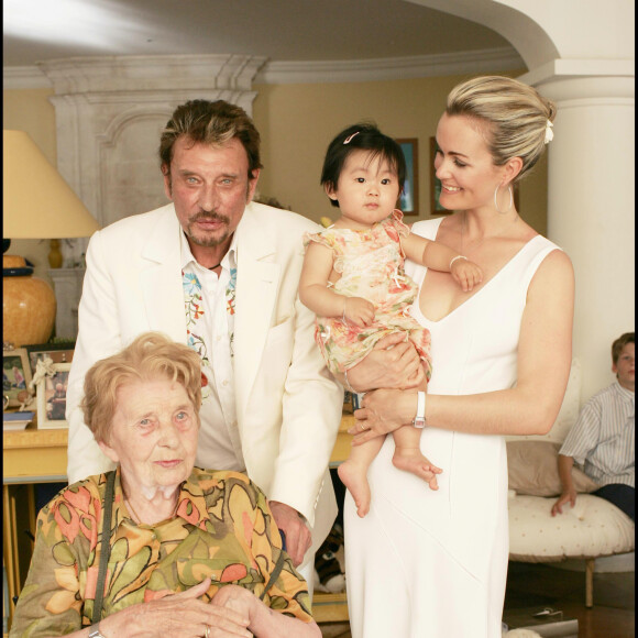Johnny Hallyday et sa mère Huguette Clerc avec Laeticia et Jade
