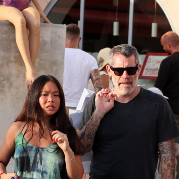 Laeticia Hallyday, son compagnon Jalil Lespert , sa fille Joy et leurs amis Fati Rosenberg et son mari Michel, Hoda Roche et son mari Luc Duchêne en week-end à Saint-Tropez le17 juin 2022.