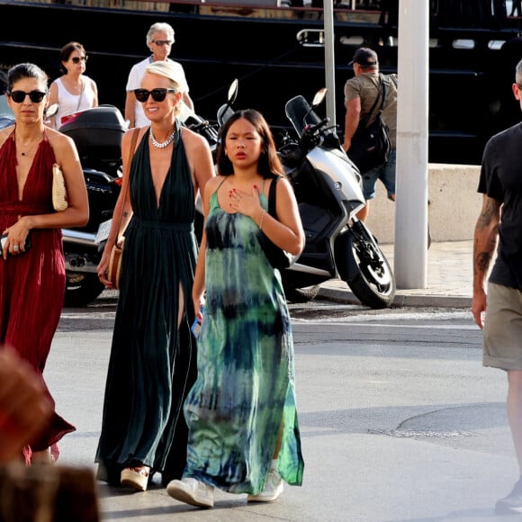 Laeticia Hallyday, son compagnon Jalil Lespert , sa fille Joy et leurs amis Fati Rosenberg et son mari Michel, Hoda Roche et son mari Luc Duchêne en week-end à Saint-Tropez le17 juin 2022.