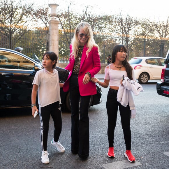 Laeticia Hallyday récupère ses filles devant le domicile de son amie Anne Marcassus puis lui rend visite à Paris le 16 octobre 2018. C'est la maman de Laeticia qui gardait les filles. elle les dépose en voiture devant le domicile de Anne Marcassus pour que Jade et Joy retrouvent Laeticia.