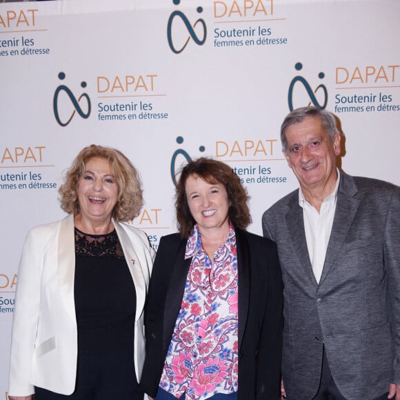 Anne Roumanoff, Patrick de Giovanni et sa femme Danielle - 2e édition du prix Dapat au Théâtre Edouard VII à Paris le 17 octobre 2022. © Rachid Bellak/Bestimage