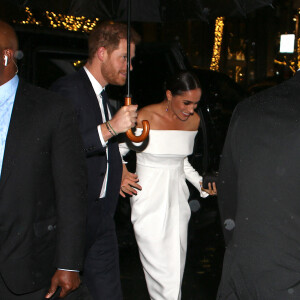 Le prince Harry et Meghan Markle (robe Louis Vuitton) arrivant au Ripple of Hope Award à New York le 6 décembre 2022