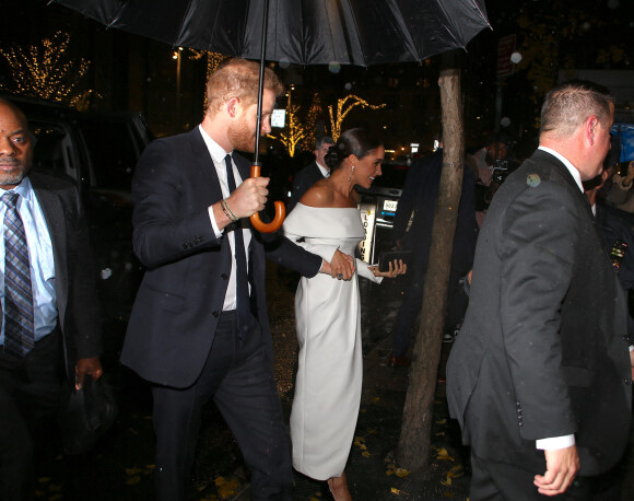 Le prince Harry et Meghan Markle (robe Louis Vuitton) arrivant au Ripple of Hope Award à New York le 6 décembre 2022