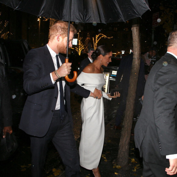 Le prince Harry et Meghan Markle (robe Louis Vuitton) arrivant au Ripple of Hope Award à New York le 6 décembre 2022