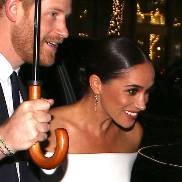 Le prince Harry et Meghan Markle (robe Louis Vuitton) arrivant au Ripple of Hope Award à New York