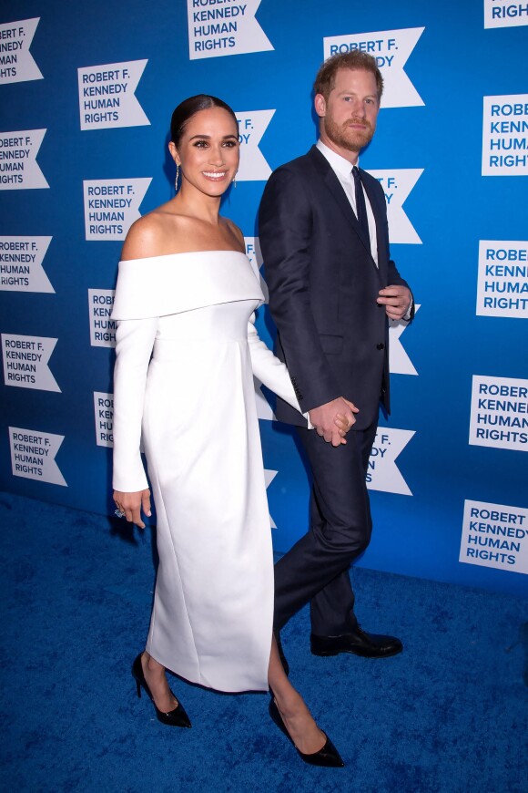 Meghan Markle (robe Louis Vuitton) et le prince Harry lors du gala Ripple of Hope au Robert F. Kennedy Human Rights center à New York le 6 décembre 2022