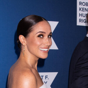 Meghan Markle (robe Louis Vuitton) et le prince Harry lors du gala Ripple of Hope au Robert F. Kennedy Human Rights center à New York le 6 décembre 2022