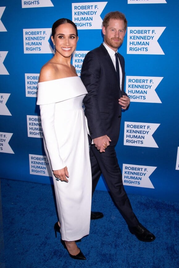 Meghan Markle (robe Louis Vuitton) et le prince Harry lors du gala Ripple of Hope au Robert F. Kennedy Human Rights center à New York le 6 décembre 2022