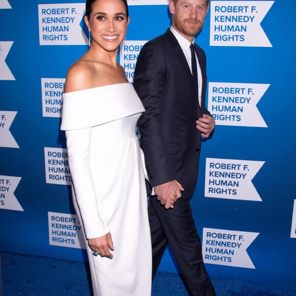 Meghan Markle (robe Louis Vuitton) et le prince Harry lors du gala Ripple of Hope au Robert F. Kennedy Human Rights center à New York le 6 décembre 2022