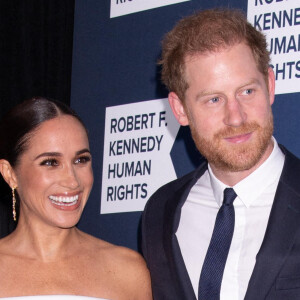 Meghan Markle (robe Louis Vuitton) et le prince Harry lors du gala Ripple of Hope au Robert F. Kennedy Human Rights center à New York le 6 décembre 2022