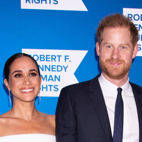 Meghan Markle (robe Louis Vuitton) et le prince Harry lors du gala Ripple of Hope au Robert F. Kennedy Human Rights center à New York le 6 décembre 2022