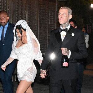 Kourtney Kardashian et Travis Barker se promènent sur le port de Portofino après leur cérémonie de mariage. Après Las Vegas et Los Angeles, Kourtney Kardashian et son mari Travis Barker se remarient à Portofino en Italie. Pour l'occasion, la famille Kardashian au grand complet (Kris Jenner, Kendall Jenner, Kylie Jenner, Khloe Kardashian, Kim Kardashian, avec compagnons et enfants) et leurs amis (Machine Gun Kelly, Megan Fox, Stefano Gabbana, etc...) ont répondu présents. La cérémonie avait lieu dans un endroit paradisiaque à l'abri de tous les regards. Portofino, le 22 mai 2022.