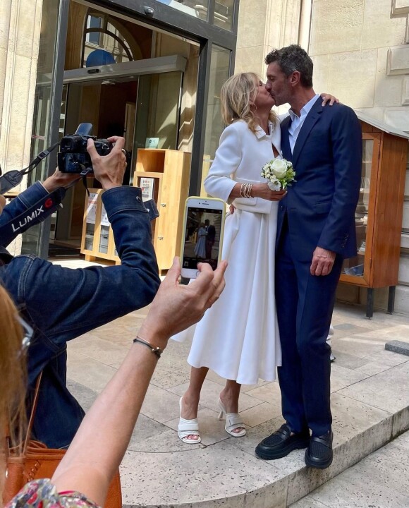 Mariage de Karin Viard et Manuel Herrero, à Paris. Photo partagée par l'actrice sur Instagram.
