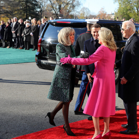 Le président Emmanuel Macron, Brigitte Macron, la première dame Jill Biden et le président Joe Biden - Cérémonie d'accueil du président de la République française Emmanuel Macron et de la première Dame Brigitte Macron à la Maison Blanche à Washington le 1er décembre 2022. © Dominique Jacovides / Bestimage