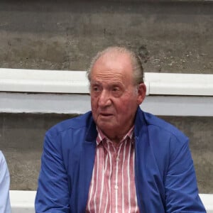 Le roi Juan Carlos Ier et Pedro Campos assistent au match de handball de son petit-fils Pablo Urdangarin à Pontevedra, le 21 mai 2022.