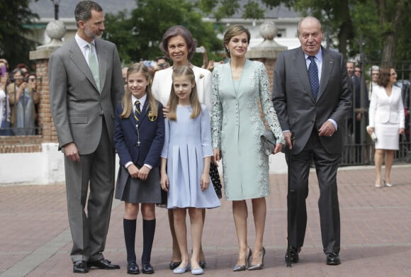 Le roi Felipe VI, la princesse Leonor, la princesse Sofia, la reine Sofia, la reine Letizia d’Espagne et le roi Juan Carlos Ier - La famille royale assiste à la première communion de la princesse Sofia à Madrid en Espagne, le 17 mai 2017