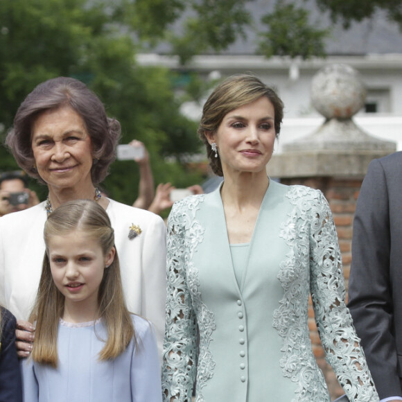 Le roi Felipe VI, la princesse Leonor, la princesse Sofia, la reine Sofia, la reine Letizia d’Espagne et le roi Juan Carlos Ier - La famille royale assiste à la première communion de la princesse Sofia à Madrid en Espagne, le 17 mai 2017