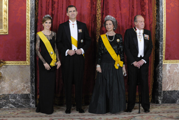 La princesse Letizia, le prince Felipe, la reine Sofia d'Espagne, le roi Juan Carlos Ier d'Espagne - La famille royale d'Espagne reçoit le président du Mexique Enrique Pena Nieto et sa femme Angelica Rivera lors d'un dîner de gala au Palais Royal à Madrid, le 9 juin 2014.