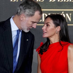 Le roi Felipe VI et la reine Letizia d'Espagne assistent à la cérémonie de remise des médailles d'or du mérite des beaux-arts 2021 à Tenerife, le 1er décembre 2022.