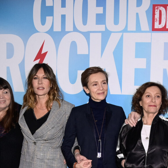 Ida Techer ( scénariste ), Luc Bricault ( réalisateur ), Mathilde Seigner, Bernard Le Coq, Anne Benoit, Andréa Ferréol, Brigitte Roüan, Myriam Boyer, Patrick Rocca;, Armelle Deutsch à l'avant-première du film "Choeur de Rocker" au Cinema UGC Normandie à Paris le 8 décembre 2022. © Federico Pestellini / Panoramic / Bestimage 