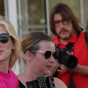 Melanie Laurent à la sortie de l'hôtel "Martinez" lors du 75e Festival International du Film de Cannes, le 24 mai 2022.