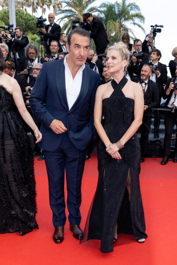 Jean Dujardin, Mélanie Laurent - Montée des marches du film "L'Innocent" lors du 75e Festival International du Film de Cannes. Le 24 mai 2022. © Olivier Borde / Bestimage