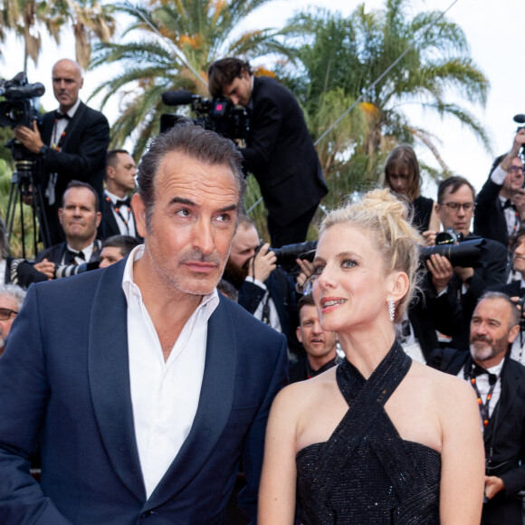 Jean Dujardin, Mélanie Laurent - Montée des marches du film "L'Innocent" lors du 75e Festival International du Film de Cannes. Le 24 mai 2022. © Olivier Borde / Bestimage