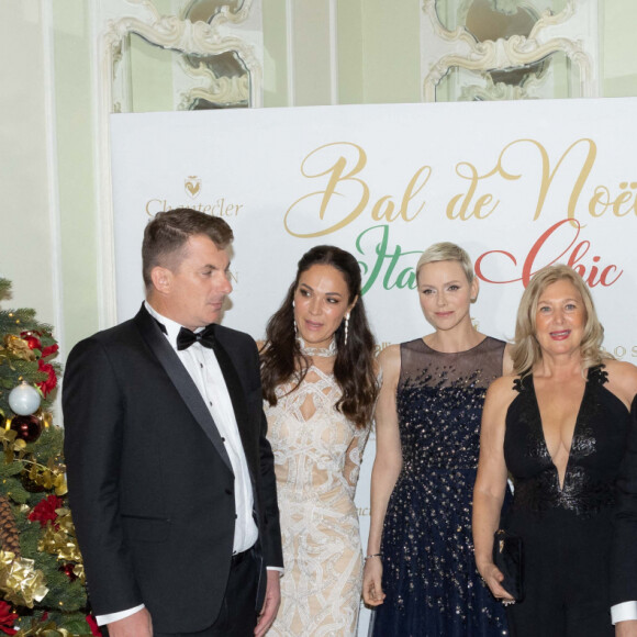 La princesse Charlène de Monaco, Sandrine Knoell ( fondatrice du "Bal de Noël") et guests - "Bal de Noël" à l'Hôtel Hermitage à Monaco. Une vente aux enchères a eu lieu au profit de la Foundation Princesse Charlene. Monaco le 9 décembre 2022. © Olivier Huitel / Pool Monaco / Bestimage