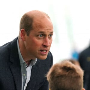 Le prince William, prince de Galles rencontre des enfants à l'occasion du 10e anniversaire du centre national de football du parc St George le 5 octobre 2022.