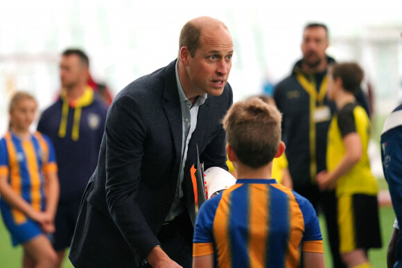 Le prince William, prince de Galles rencontre des enfants à l'occasion du 10e anniversaire du centre national de football du parc St George le 5 octobre 2022.