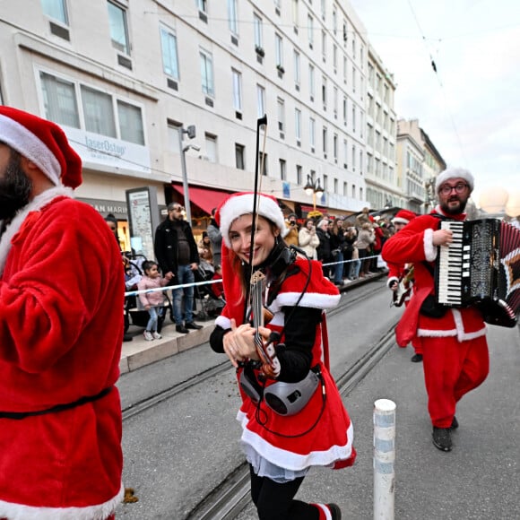 Illustration durant la Grande Parade de Noel sur l'avenue Jean Médecin, à Nice, le 10 décembre 2022. Nice Shopping, avec le concours de la Ville de Nice, a organisé cette événement, Un spectacle féérique et gratuit, composé de plus de 200 artistes : troupes musicales, fanfares, danseurs, acrobates, majorettes, mascottes, DJ... sans oublier le Char du Père Noël. © Bruno Bebert / Bestimage