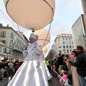 Illustration durant la Grande Parade de Noel sur l'avenue Jean Médecin, à Nice, le 10 décembre 2022. Nice Shopping, avec le concours de la Ville de Nice, a organisé cette événement, Un spectacle féérique et gratuit, composé de plus de 200 artistes : troupes musicales, fanfares, danseurs, acrobates, majorettes, mascottes, DJ... sans oublier le Char du Père Noël. © Bruno Bebert / Bestimage