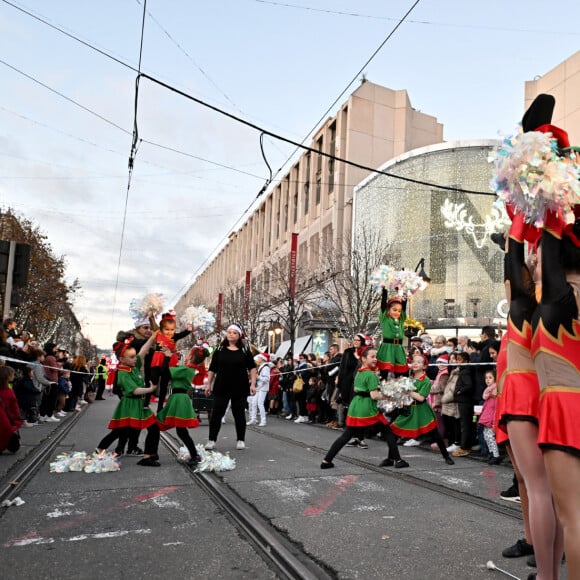 Illustration durant la Grande Parade de Noel sur l'avenue Jean Médecin, à Nice, le 10 décembre 2022. Nice Shopping, avec le concours de la Ville de Nice, a organisé cette événement, Un spectacle féérique et gratuit, composé de plus de 200 artistes : troupes musicales, fanfares, danseurs, acrobates, majorettes, mascottes, DJ... sans oublier le Char du Père Noël. © Bruno Bebert / Bestimage