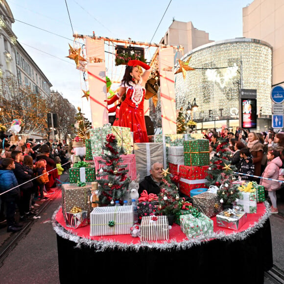 Illustration durant la Grande Parade de Noel sur l'avenue Jean Médecin, à Nice, le 10 décembre 2022. Nice Shopping, avec le concours de la Ville de Nice, a organisé cette événement, Un spectacle féérique et gratuit, composé de plus de 200 artistes : troupes musicales, fanfares, danseurs, acrobates, majorettes, mascottes, DJ... sans oublier le Char du Père Noël. © Bruno Bebert / Bestimage