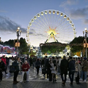 Illustration durant la Grande Parade de Noel sur l'avenue Jean Médecin, à Nice, le 10 décembre 2022. Nice Shopping, avec le concours de la Ville de Nice, a organisé cette événement, Un spectacle féérique et gratuit, composé de plus de 200 artistes : troupes musicales, fanfares, danseurs, acrobates, majorettes, mascottes, DJ... sans oublier le Char du Père Noël. © Bruno Bebert / Bestimage