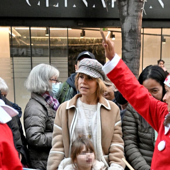 Exclusif - Laura Tenoudji Estrosi et sa fille Bianca durant la Grande Parade de Noel sur l'avenue jean Médecin, à Nice, le 10 décembre 2022. Nice Shopping, avec le concours de la Ville de Nice, a organisé cette événement, Un spectacle féérique et gratuit, composé de plus de 200 artistes : troupes musicales, fanfares, danseurs, acrobates, majorettes, mascottes, DJ... sans oublier le Char du Père Noël. © Bruno Bebert / Bestimage