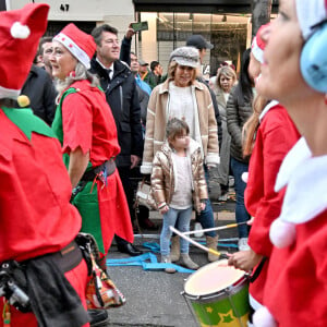 Exclusif - Christian Estrosi, le maire de Nice, sa femme, Laura Tenoudji et leur fille Bianca durant la Grande Parade de Noel sur l'avenue jean Médecin, à Nice. Nice Shopping, avec le concours de la Ville de Nice, a organisé cette événement, Un spectacle féérique et gratuit, composé de plus de 200 artistes : troupes musicales, fanfares, danseurs, acrobates, majorettes, mascottes, DJ... sans oublier le Char du Père Noël. © Bruno Bebert / Bestimage