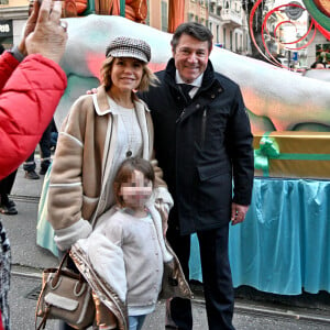 Exclusif - Christian Estrosi, le maire de Nice, sa femme Laura Tenoudji et leur fille Bianca durant la Grande Parade de Noel sur l'avenue Jean Médecin, à Nice © Bruno Bebert / Bestimage