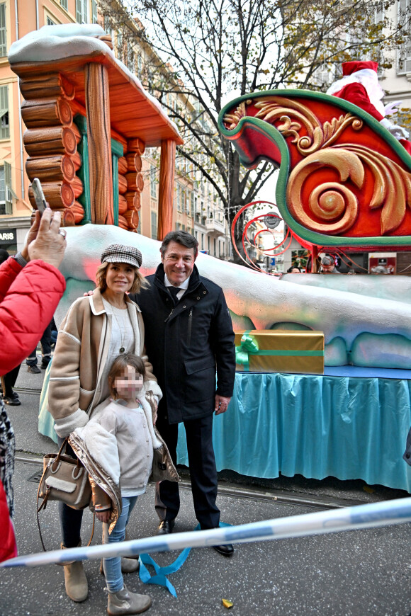 Exclusif - Christian Estrosi, le maire de Nice, sa femme Laura Tenoudji et leur fille Bianca durant la Grande Parade de Noel sur l'avenue Jean Médecin, à Nice © Bruno Bebert / Bestimage
