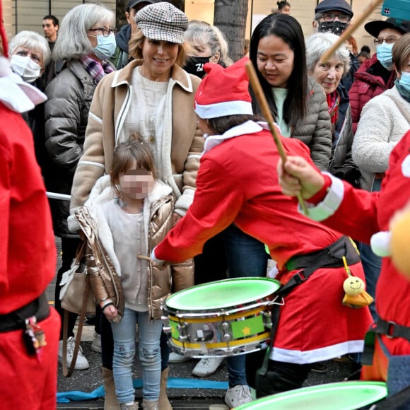 Exclusif - Laura Tenoudji Estrosi et sa fille Bianca durant la Grande Parade de Noel sur l'avenue Jean Médecin, à Nice, le 10 décembre 2022. Nice Shopping, avec le concours de la Ville de Nice, a organisé cette événement, Un spectacle féérique et gratuit, composé de plus de 200 artistes : troupes musicales, fanfares, danseurs, acrobates, majorettes, mascottes, DJ... sans oublier le Char du Père Noël. © Bruno Bebert / Bestimage