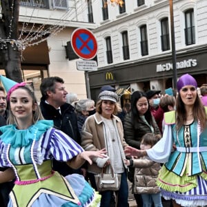 Exclusif - Anthony Borré, le 1er adjoint de la ville de Nice, Chhristian Estrosi, le maire de Nice, sa femme LLaura Tenoudji, et leur fiille Bianca durant la Grande Parade de Noel sur l'avenue jean Médecin, à Nice, le 10 décembre 2022. Nice Shopping, avec le concours de la Ville de Nice, a organisé cette événement, Un spectacle féérique et gratuit, composé de plus de 200 artistes : troupes musicales, fanfares, danseurs, acrobates, majorettes, mascottes, DJ... sans oublier le Char du Père Noël. © Bruno Bebert / Bestimage