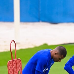 Achraf Hakimi ( 2 - PSG ) - Kylian Mbappé ( 7 - PSG ) - - Entraînement de l'équipe de football Paris Saint-Germain au camp des Loges, le 13 septembre 2022. © Federico Pestellini / Panoramic / Bestimage