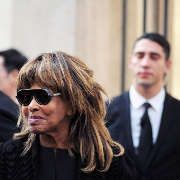 Tina Turner et son mari Erwin Bach sortent d'une boutique Armani à Milan, le 6 juin 2016. 