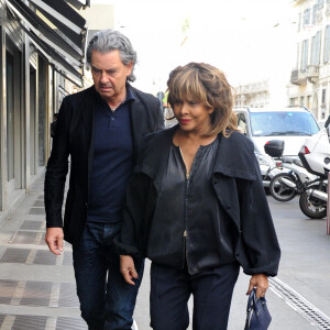 Tina Turner, accompagnée de son mari Erwin Bach, fait du shopping à Milan. Le 28 avril 2015 