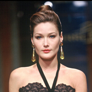 Carla Bruni - Défilé collection Balmain Haute-Couture Automne-Hiver 1994-1995 à Paris 