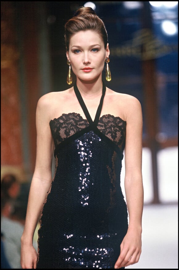Carla Bruni - Défilé collection Balmain Haute-Couture Automne-Hiver 1994-1995 à Paris 