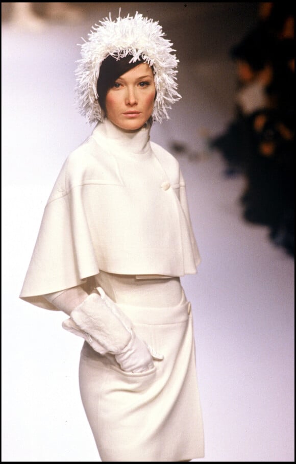 Carla Bruni - Défilé de mode Claude Montana Haute Couture automne-hiver 1993-1994 à Paris 