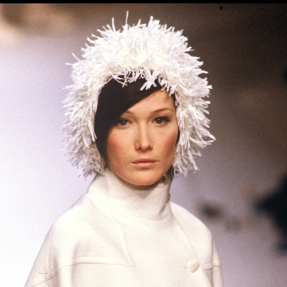 Carla Bruni - Défilé de mode Claude Montana Haute Couture automne-hiver 1993-1994 à Paris 