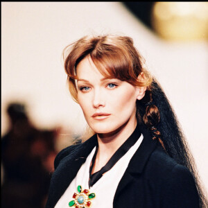 CARLA BRUNI DEFILE COLLECTION HAUTE COUTURE - PRINTEMPS ETE 1994 "
Carla Bruni - Défilé de mode printemps-été 1994