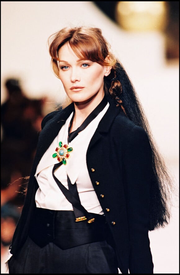 CARLA BRUNI DEFILE COLLECTION HAUTE COUTURE - PRINTEMPS ETE 1994 "
Carla Bruni - Défilé de mode printemps-été 1994
